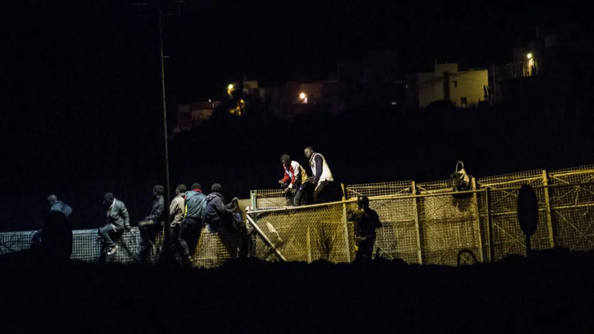 Los inmigrantes intentan saltar la valla de Melilla