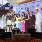 Los actores Angelina Jolie y Brad Pitt posan junto al director camboyano nominado al oscar Rithy Panh