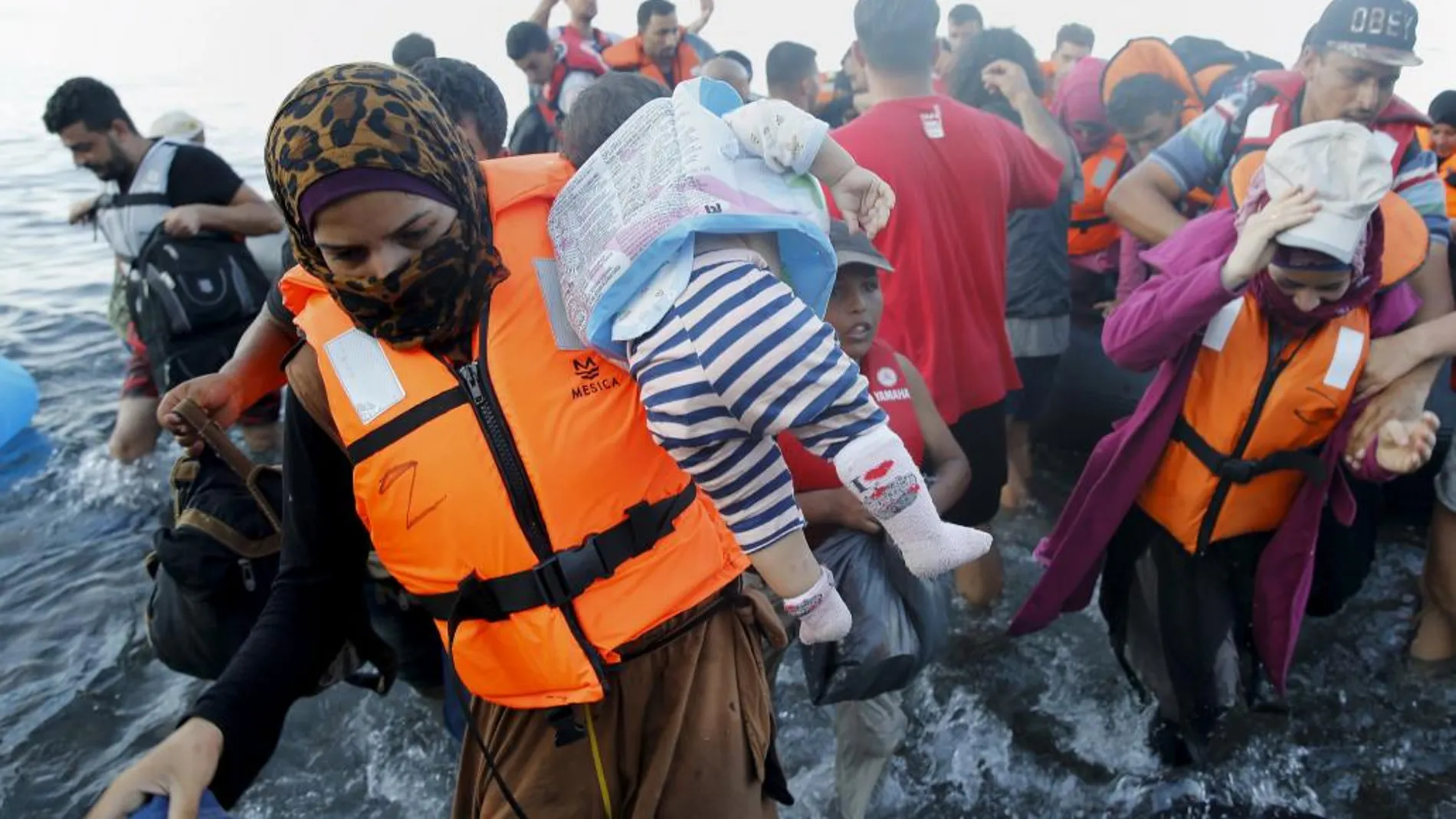 Refugiados sirios llegan a la isla de Lebos.