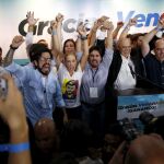 Lilian Tintori (C), mujer del encarcelado opositor Leopoldo López, celebra la victoria con los canditatos de MUD