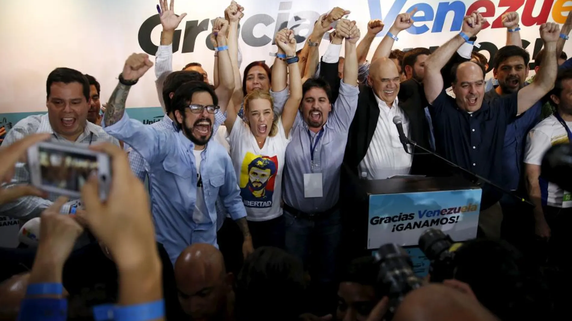 Lilian Tintori (C), mujer del encarcelado opositor Leopoldo López, celebra la victoria con los canditatos de MUD