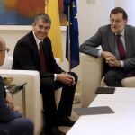 El presidente del Gobierno, Mariano Rajoy (d), conversa con el secretario general de Coalición Canaria, José Miguel Barragán (i), en presencia del presidente de Canarias, Fernando Clavijo (c)