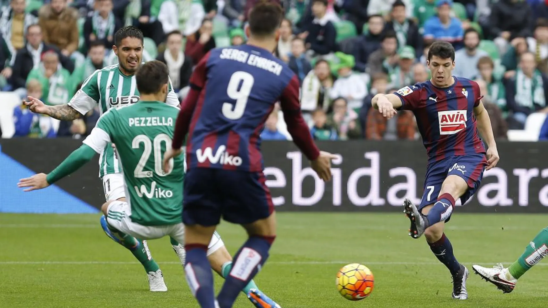 El defensa del Eibar Ander Capa logra la consecución del primer gol de su equipo ante el Betis