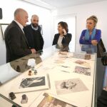 El artista-periodista, con Sáenz de Santamaría y Jesús Julio Carnero