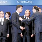 Mariano Rajoy conversa con el primer ministro holandés y presidente de turno de la UE, Mark Rutte, bajo la atenta mirada del presidente del Consejo Europeo, Donald Tusk, ayer en Bruselas