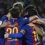 Messi celebra con sus compañeros, uno de sus goles marcados ante la Real Sociedad.
