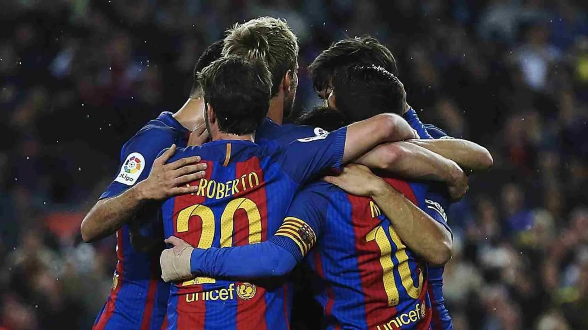 Messi celebra con sus compañeros, uno de sus goles marcados ante la Real Sociedad.