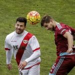 El delantero del Rayo Javi Guerra (i) lucha un balón con el defensa de la Real Sociedad Íñigo Martínez.
