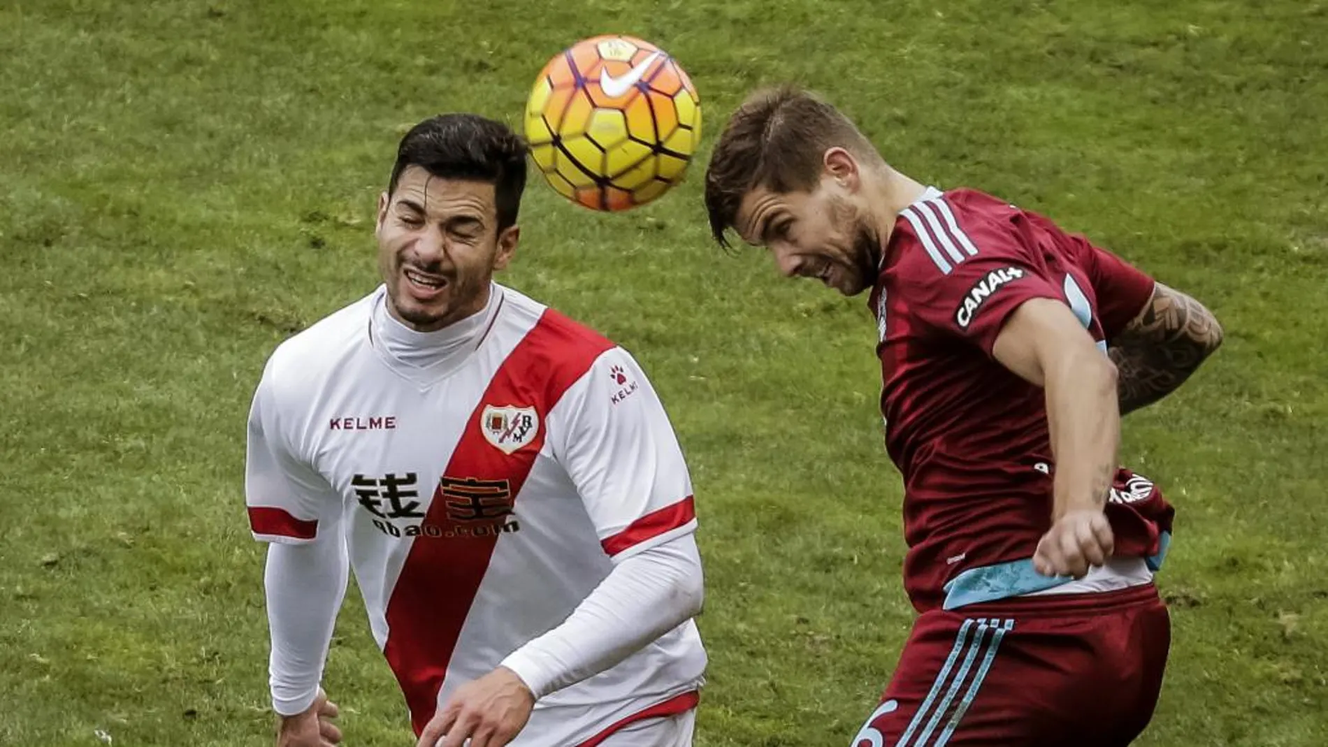 El delantero del Rayo Javi Guerra (i) lucha un balón con el defensa de la Real Sociedad Íñigo Martínez.