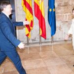 El presidente de la Generalitat, Ximo Puig, recibe a la portavoz del PP en Les Corts, Isabel Bonig