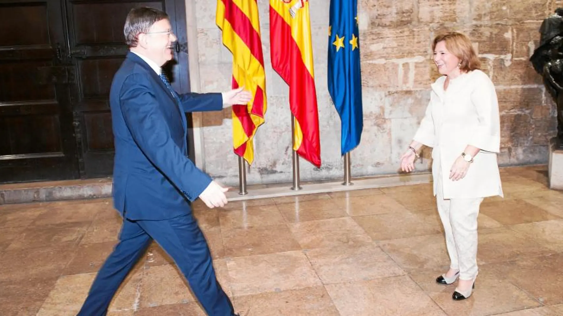 El presidente de la Generalitat, Ximo Puig, recibe a la portavoz del PP en Les Corts, Isabel Bonig