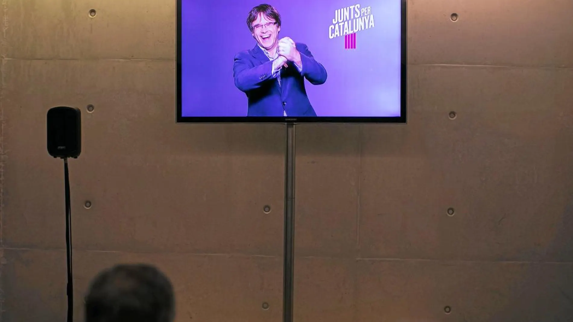 Carles Puigdemont, durante un vídeo de su campaña «televisiva» desde Bruselas proyectada en Gerona