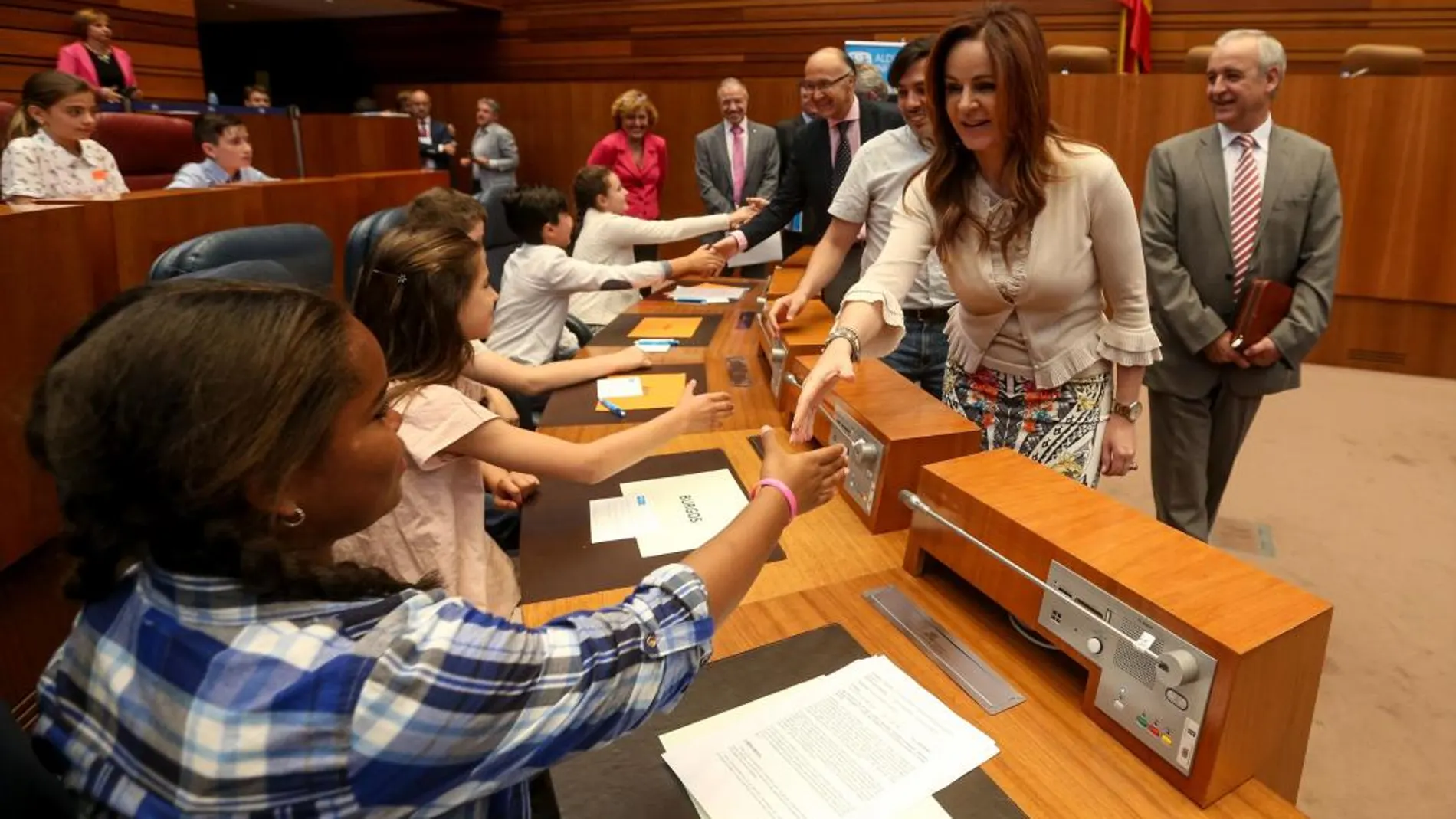 La presidenta del Parlamento autonómico, Silvia Clemente, saluda a varios de los jóvenes procuradores que participaron ayer en el Pleno Infantil. Detrás de ella, el procurador de Podemos, Carlos Chávez, y el vicepresidente primero de Cortes, Ramiro Ruiz Medrano, dan también la bienvenida al hemiciclo a los escolares.