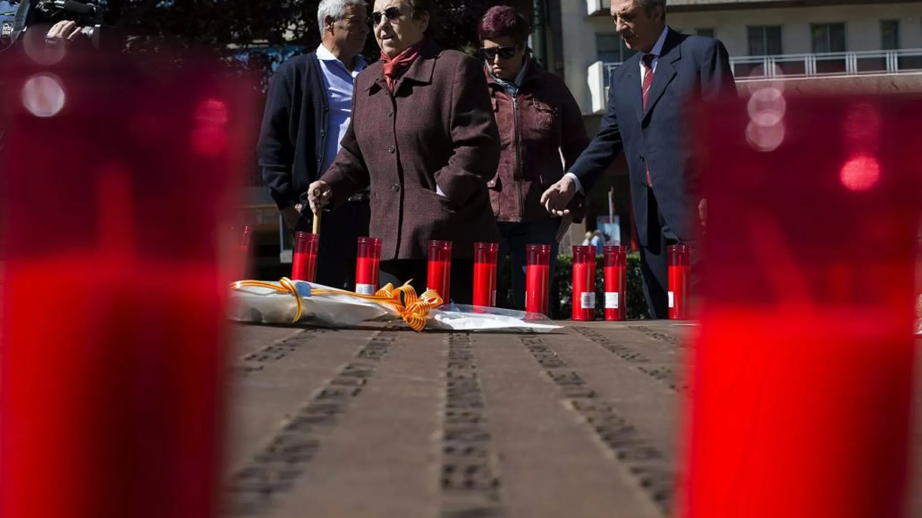 Familiares de los militares españoles fallecidos en el accidente del Yak-42 durante un acto de homenaje en Zaragoza