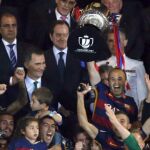 El capitán del FC Barcelona Andrés Iniesta (c), junto a sus compañeros, levanta la Copa del Rey tras vencer en la final al Sevilla FC por 2-0