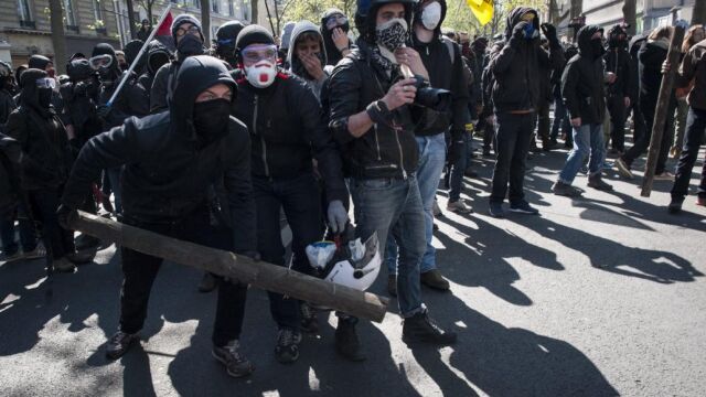 Enmascarados se enfrentan a la Policía en la manifestación de París