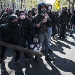 Enmascarados se enfrentan a la Policía en la manifestación de París