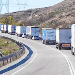 Tráfico de camiones por una carretera de la provincia de Burgos