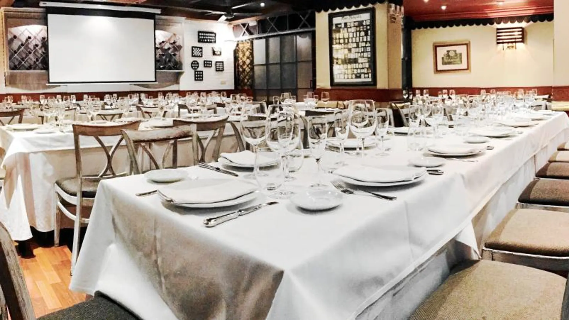 El restaurante L’Abbraccio cuenta con una amplia sala, así como un salón privado y una terraza de invierno