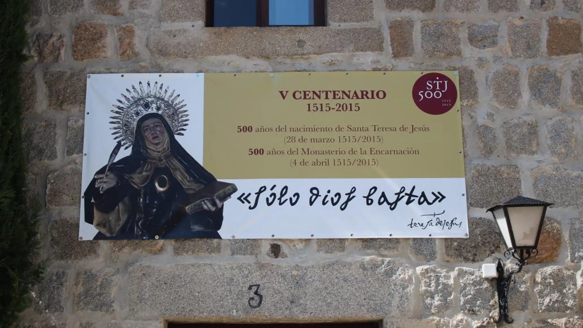 Los principales edificios de Ávila recuerdan la celebración del V Centenario