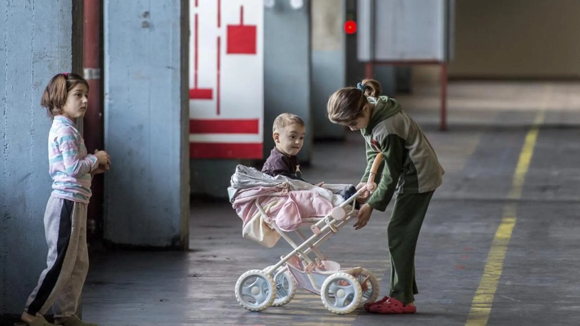 Unos niños juegan en un centro para refugiados en Fráncfort