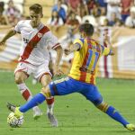 Diego Llorente, el canterano del Madrid, cedido en el Rayo, corta un balón que se quiere llevar Piatti
