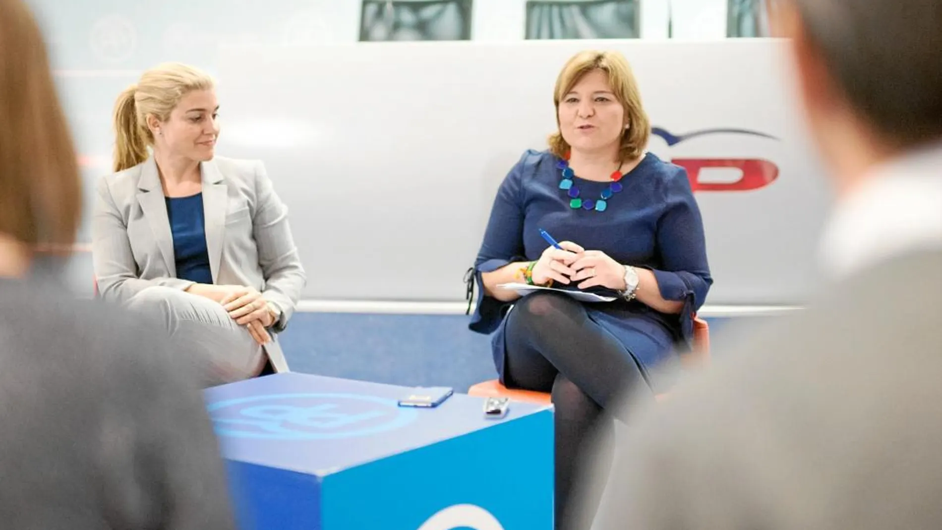 La coordinadora general, Eva Ortiz, y la presidenta del PPCV, Isabel Bonig, ofrecieron ayer un desayuno informativo a los medios de comunicación