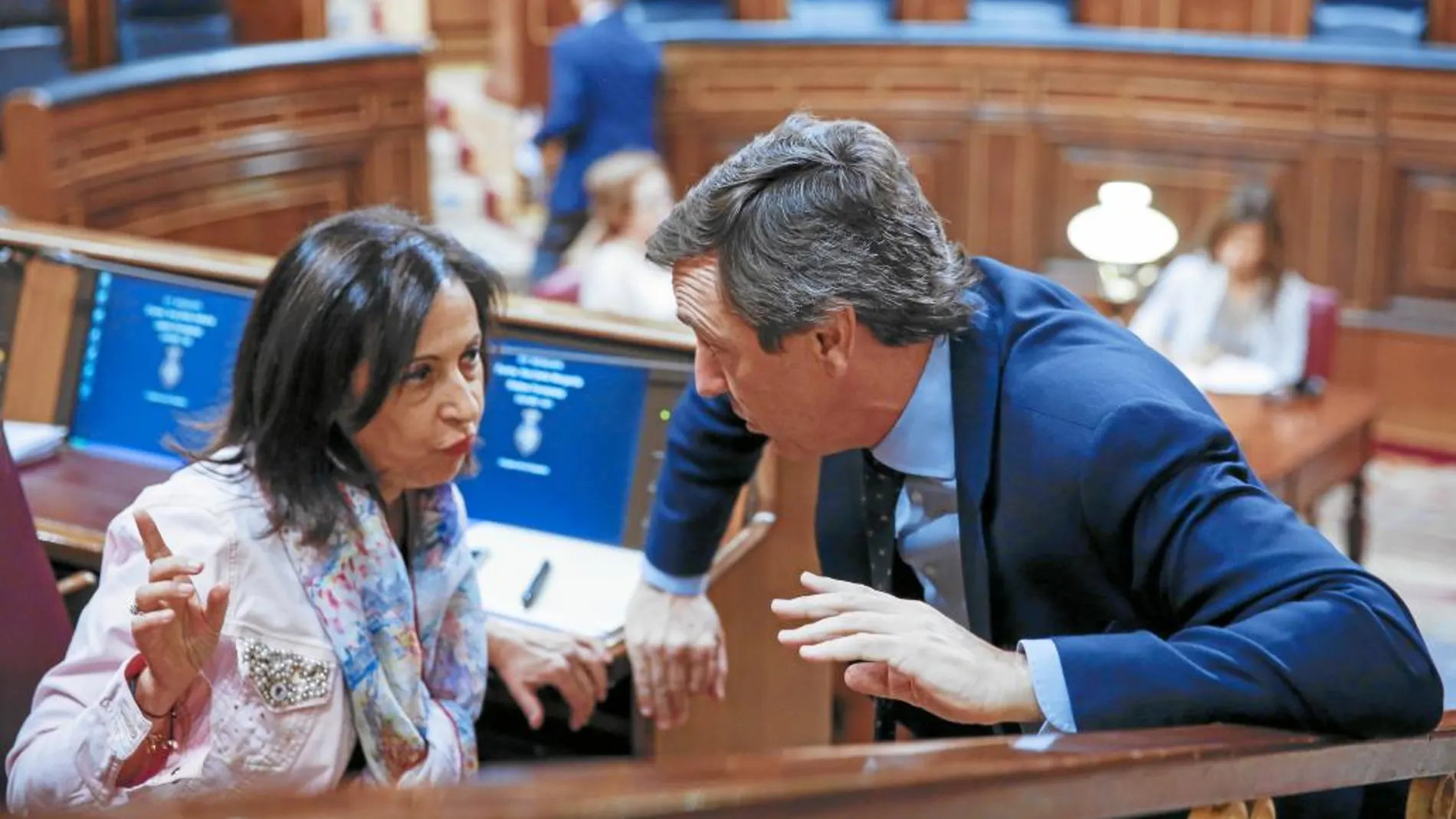 La portavoz del PSOE, Margarita Robles, y el del PP, Rafael Hernando, conversaban ayer en el Congreso de los Diputados