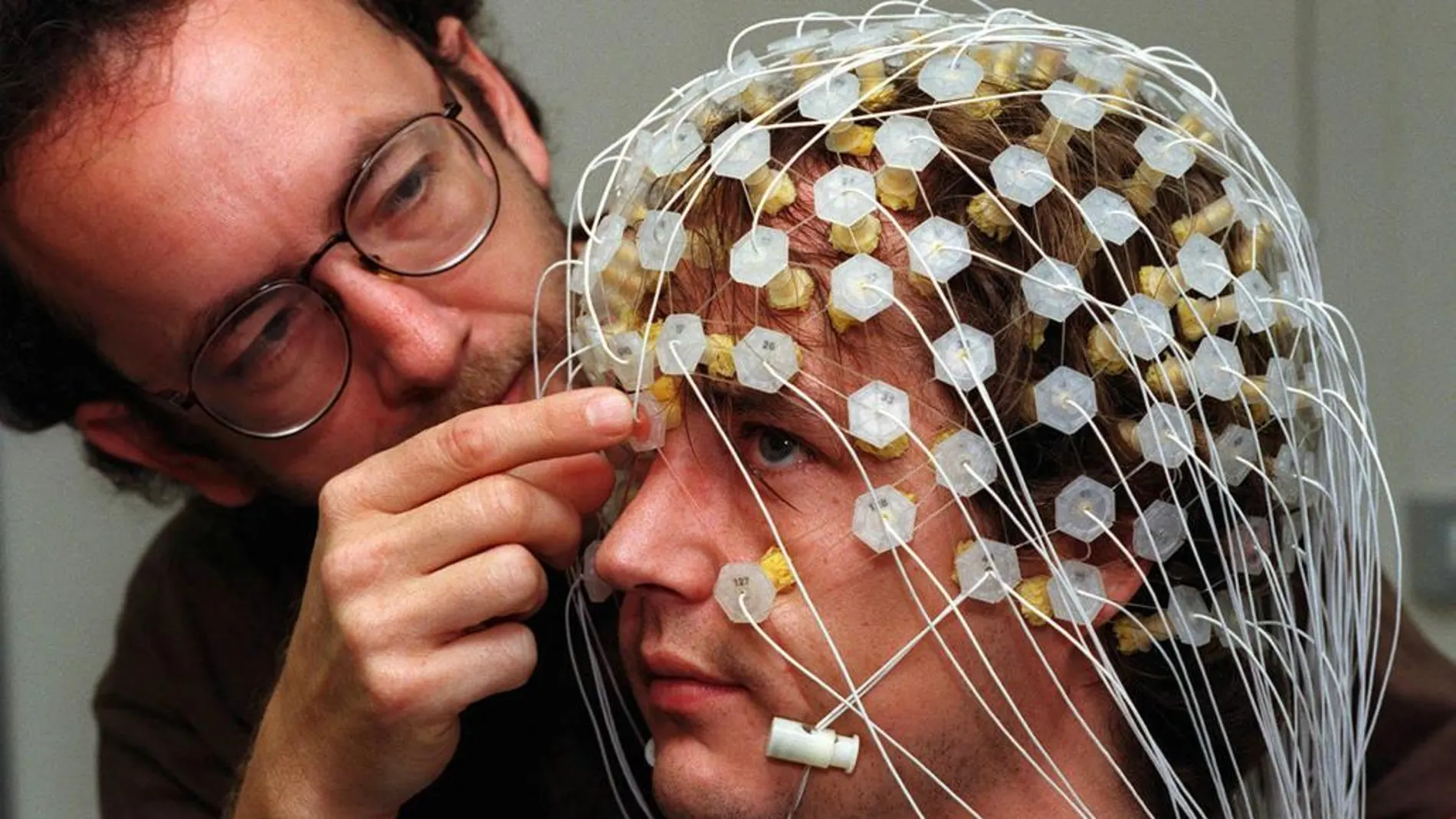 Un médico ajusta un sensor geodésico