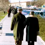 Una pareja paseando por una calle de Madrid