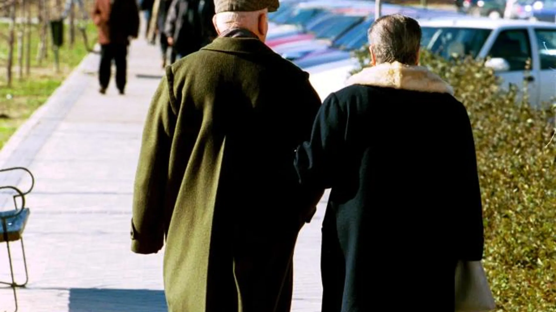 Una pareja paseando por una calle de Madrid