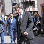 Puigdemont acudió ayer al funeral de Jacint Borràs, de 84 años, un histórico de Convergència que, de hecho, ejercía la presidencia del partido