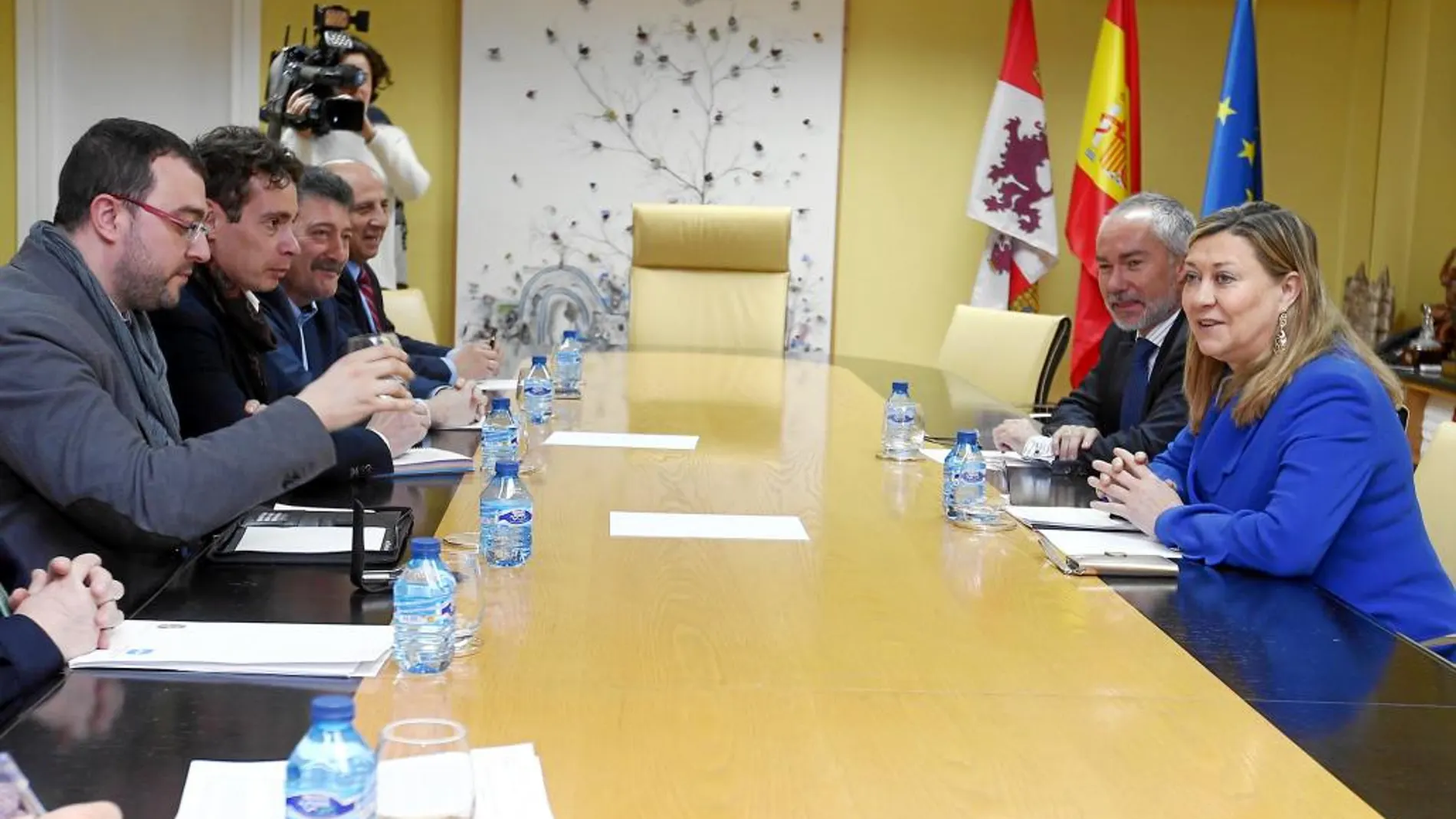 Última reunión de la consejera de Economía y Hacienda, Pilar del Olmo, con los alcaldes de los municipios mineros