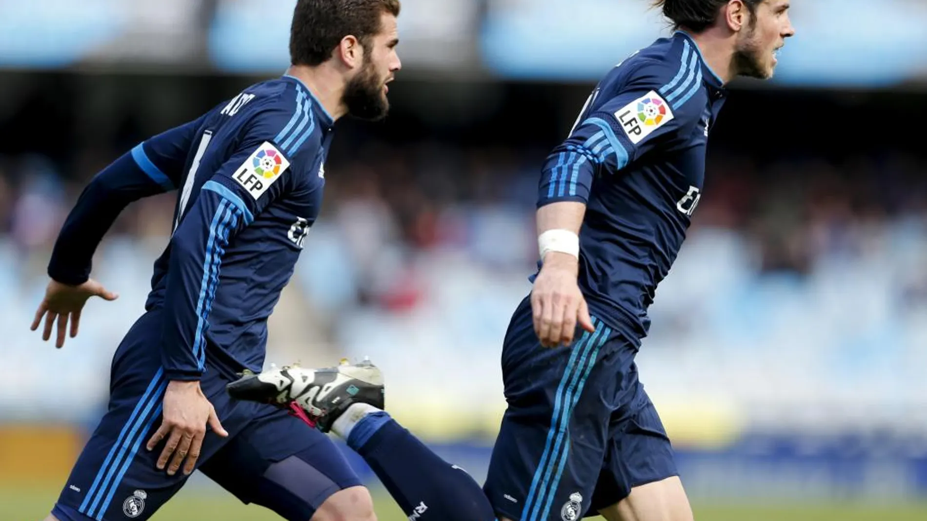 Gareth Bale celebra el gol de la victoria ante la Real Sociedad, perseguido por su compañero Nacho.