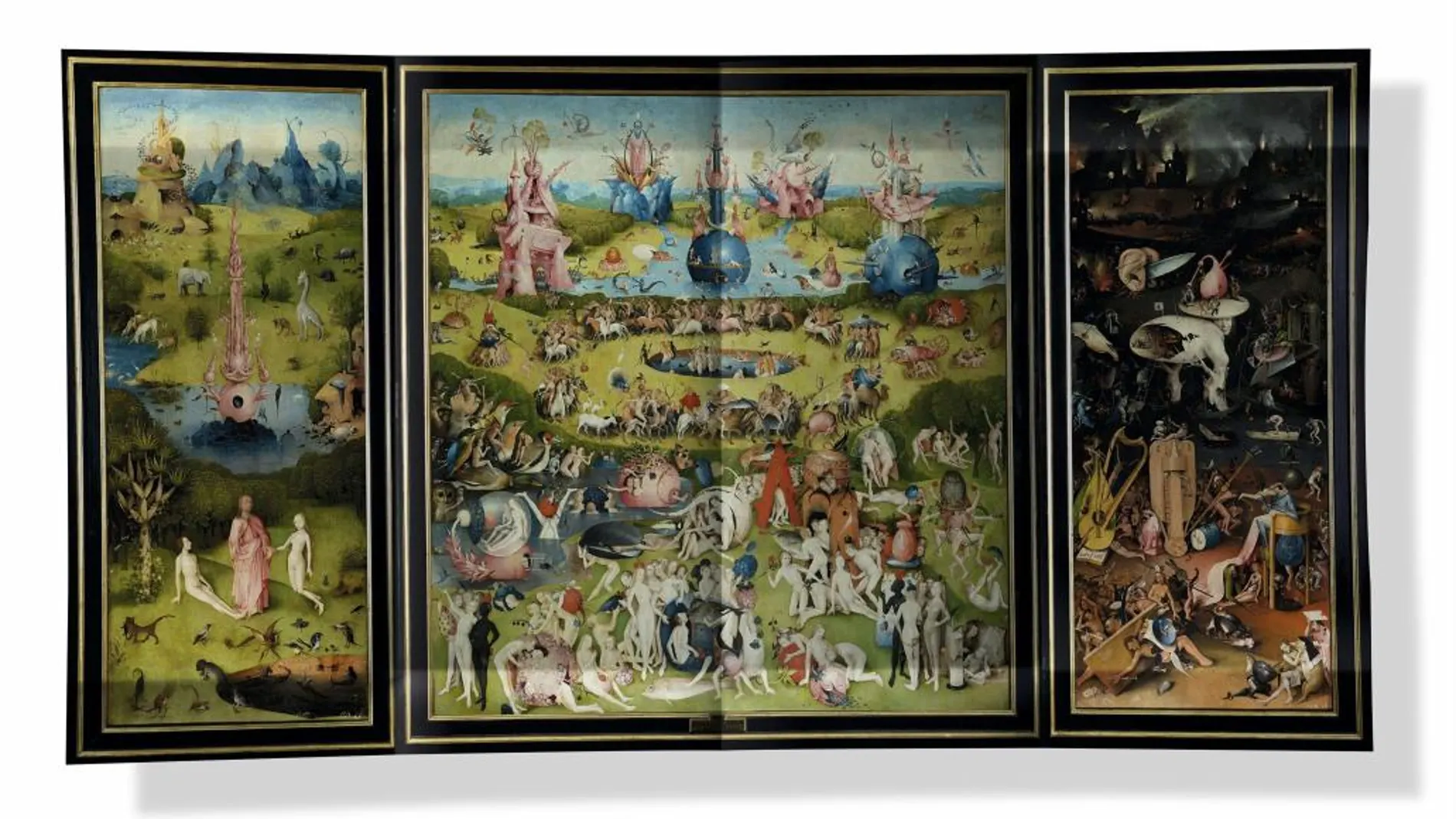 Fotografía facilitada por el Museo Nacional del Prado del tríptico desplegado de "El Jardín de las Delicias", de El Bosco