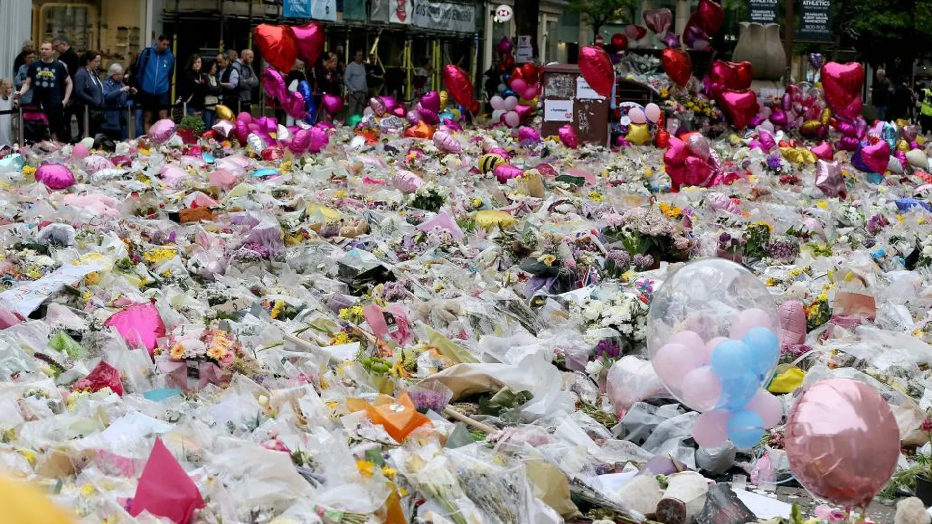 Imagen del memorial ciudadano que se ha levantado en la plaza de Santa Ana, cerca del Manchester Arena donde tuvo lugar el atentado.