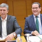 El conseller de Economía, Rafael Climent, junto al vicesíndico del PP, Jorge Bellver, en la Comisión de Presupuestos