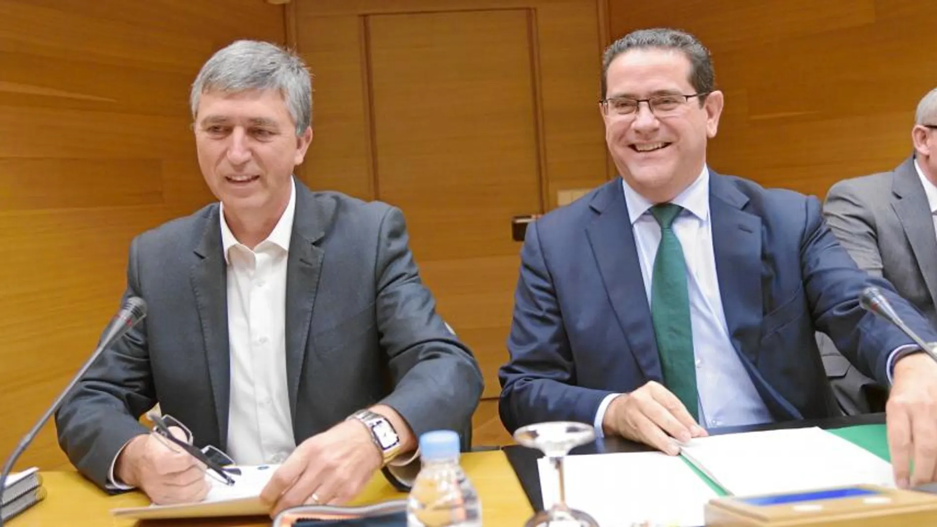 El conseller de Economía, Rafael Climent, junto al vicesíndico del PP, Jorge Bellver, en la Comisión de Presupuestos