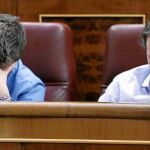 Íñigo Errejón y Pablo Iglesias preparan sus intervenciones del martes en el Congreso. Iglesias había comunicado su cese a Pascual minutos antes.