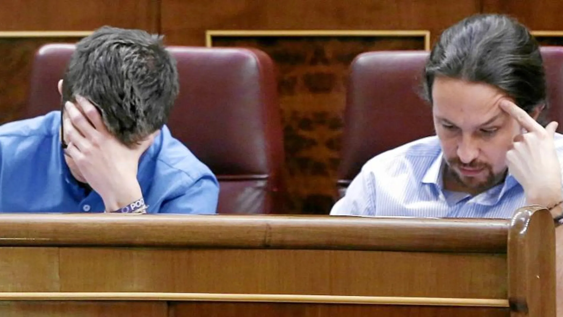 Íñigo Errejón y Pablo Iglesias preparan sus intervenciones del martes en el Congreso. Iglesias había comunicado su cese a Pascual minutos antes.