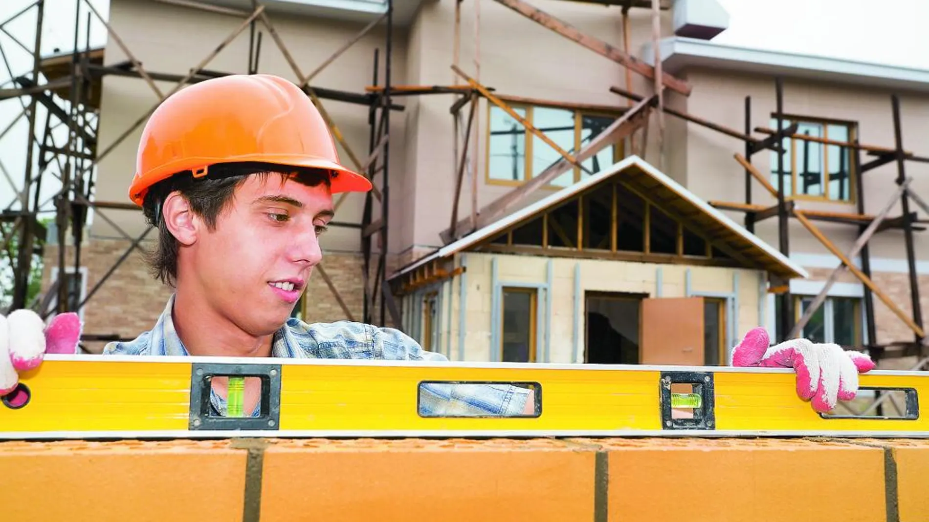 La mayoría de los desempleados de la construcción tiene un nivel de estudios básico