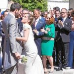 Los protagonistas, Iñaki y Carmen, con los invitados a su boda