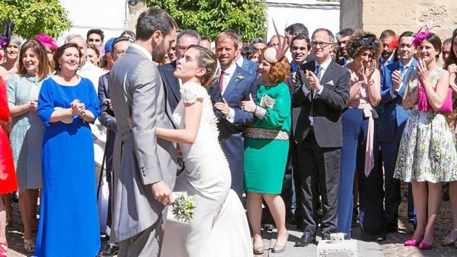 Los protagonistas, Iñaki y Carmen, con los invitados a su boda