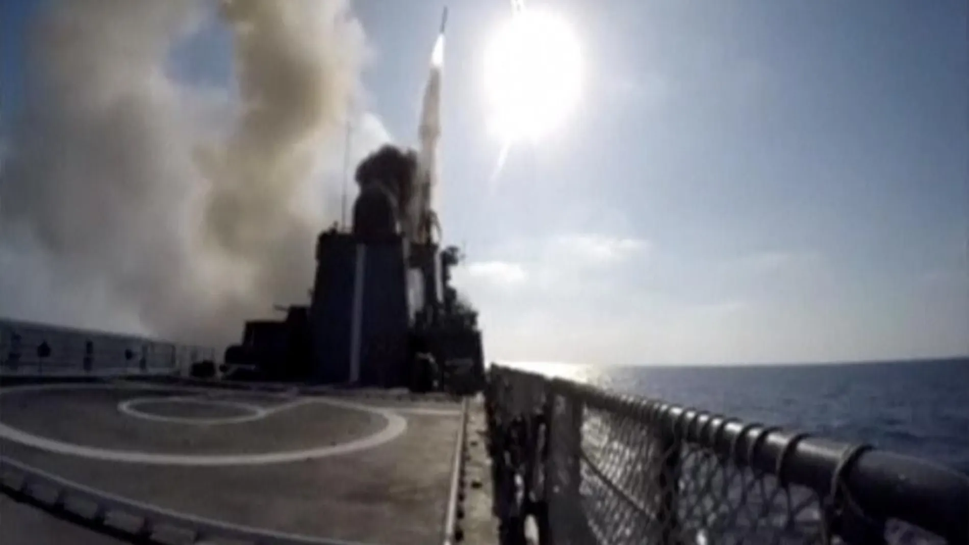 Imagen de vídeo distribuido por Moscú que muestra una fragata lanzando misiles contra posiciones del EI el pasado 5 de septiembre