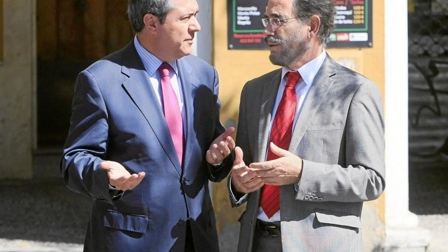 El consejero de Fomento, Felipe López, con el alcalde hispalense, Juan Espadas, quien llevó la cartera de Vivienda de 2008 a 2010
