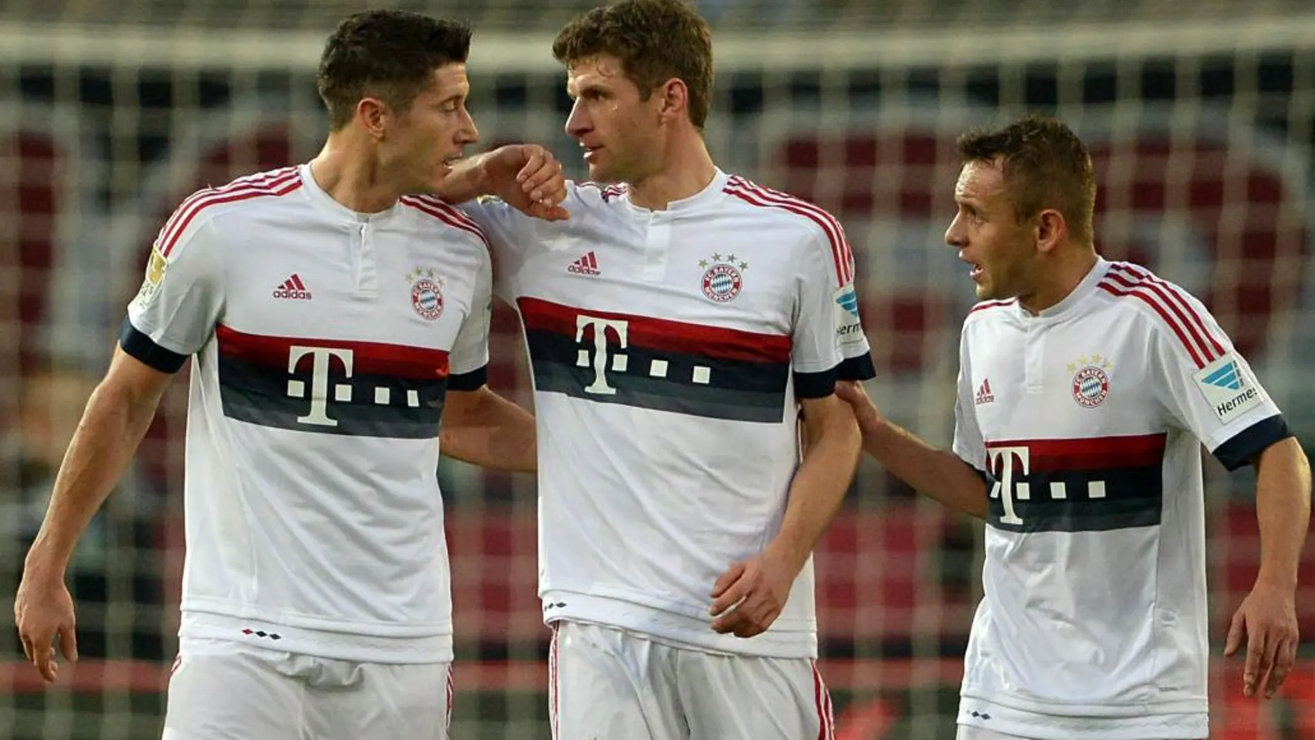 El jugador del Bayern, Thomas Mueller, celebra el gol con sus compañeros
