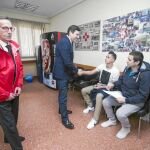 Fernández Carriedo saluda a dos jóvenes durante su visita a las instalaciones de Cruz Roja en Ávila