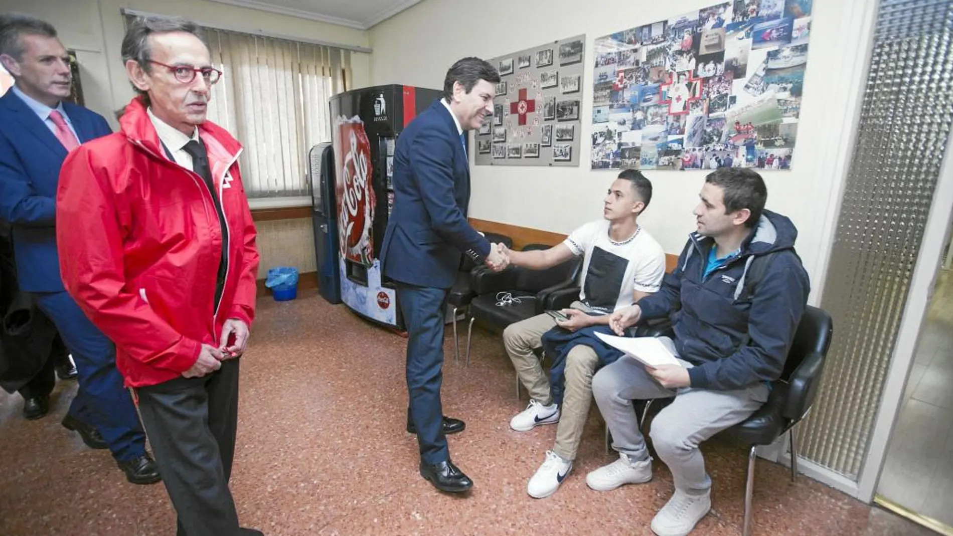Fernández Carriedo saluda a dos jóvenes durante su visita a las instalaciones de Cruz Roja en Ávila
