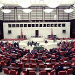 Varios legisladores particpan en un debate en el Parlamento turco en Ankara, Turquía