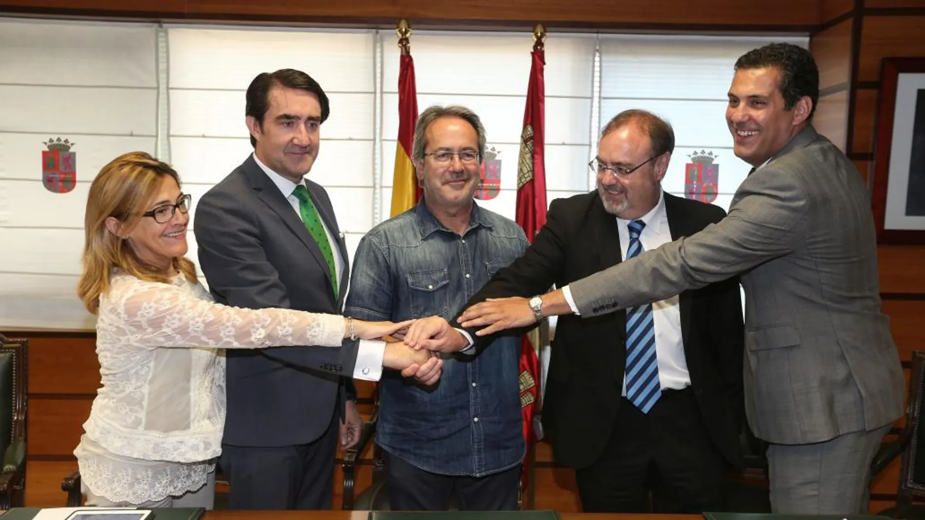 Francisco Guarido firma el acuerdo con Fernando Rey, Suárez-Quiñones, Alberto de Castro y Mayte Martín, presidenta de la Diputación zamorana, propietaria de los terrenos